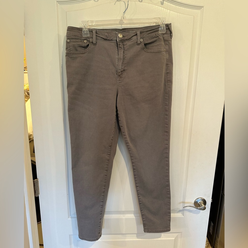 American Eagle women’s super stretch hi rise jeggings. Gray. Size 16 reg
